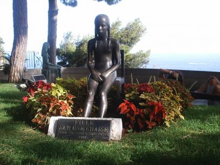 statue dans le jardin fleuri de Monac